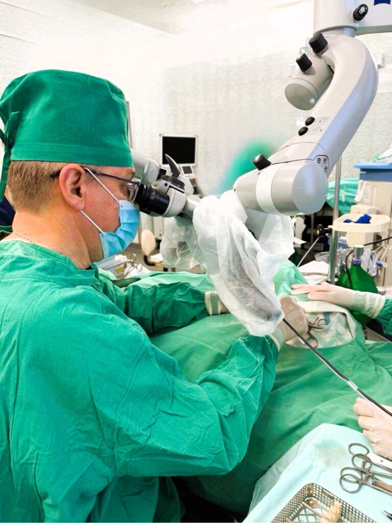 Уникальную операцию по удалению опухоли во внутреннем ухе провели в Минске